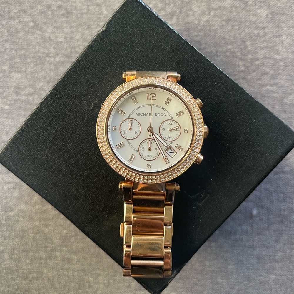 Beautiful Michael Kors watch. Never been worn. Comes in it’s original packaging.